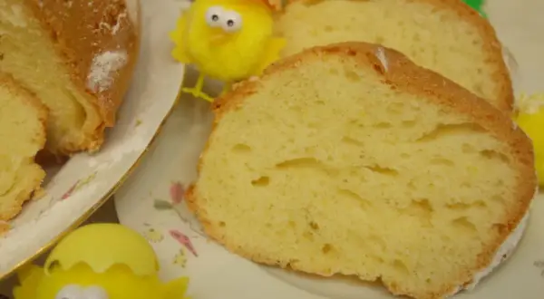Puszysta babka z majonezem, sprawdzony przepis. Idealna na Wielkanoc, z kurczaczkami w tle.