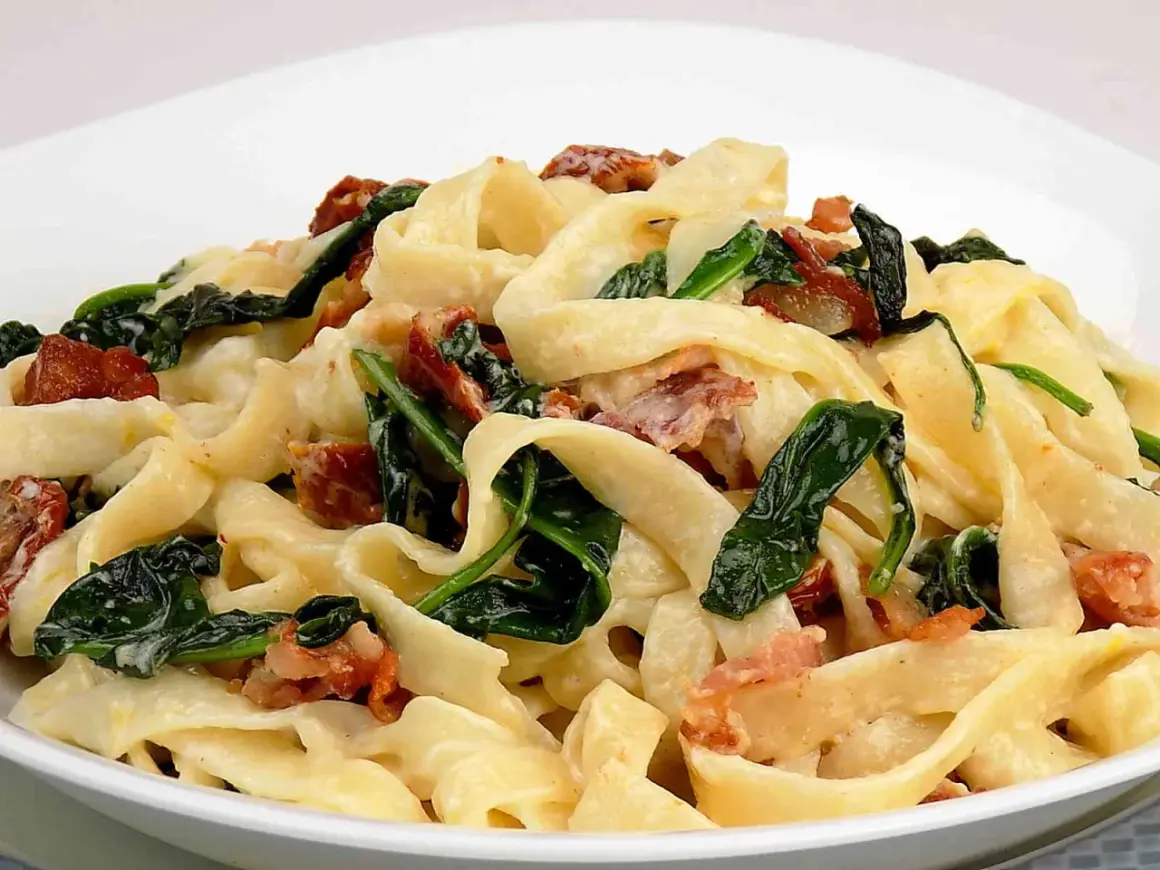 Pappardelle z boczkiem i szpinakiem w kremowym sosie z mascarpone. Pyszne danie, które rozpływa się w ustach.