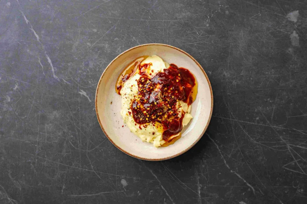 Kremowe puree ziemniaczane polane pikantnym sosem chipotle, posypane płatkami chili.