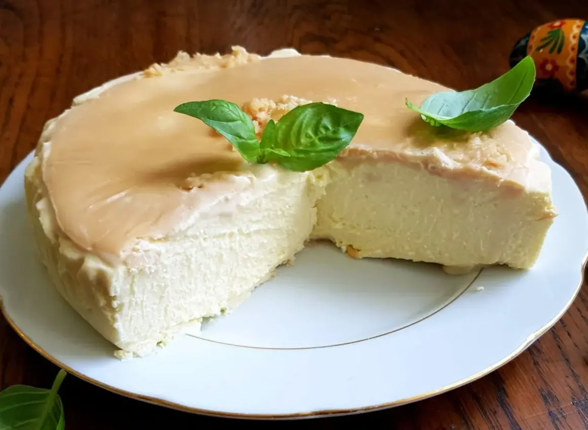 Puszysty keto sernik na zimno z delikatną polewą karmelową i listkami bazylii. Idealny deser dla miłośników niskowęglowodanowych słodkości.