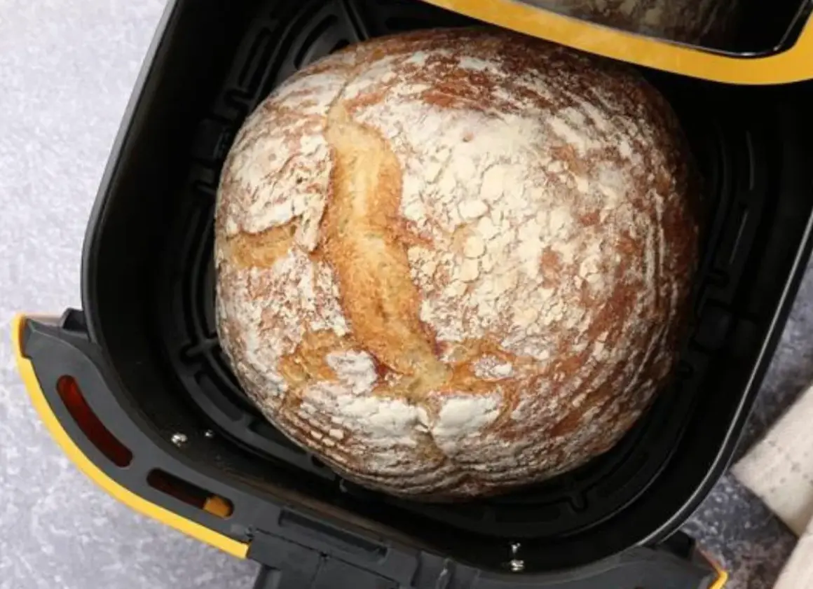 Chleb z airfryer, świeżo upieczony, z chrupiącą skórką, gotowy do podania.