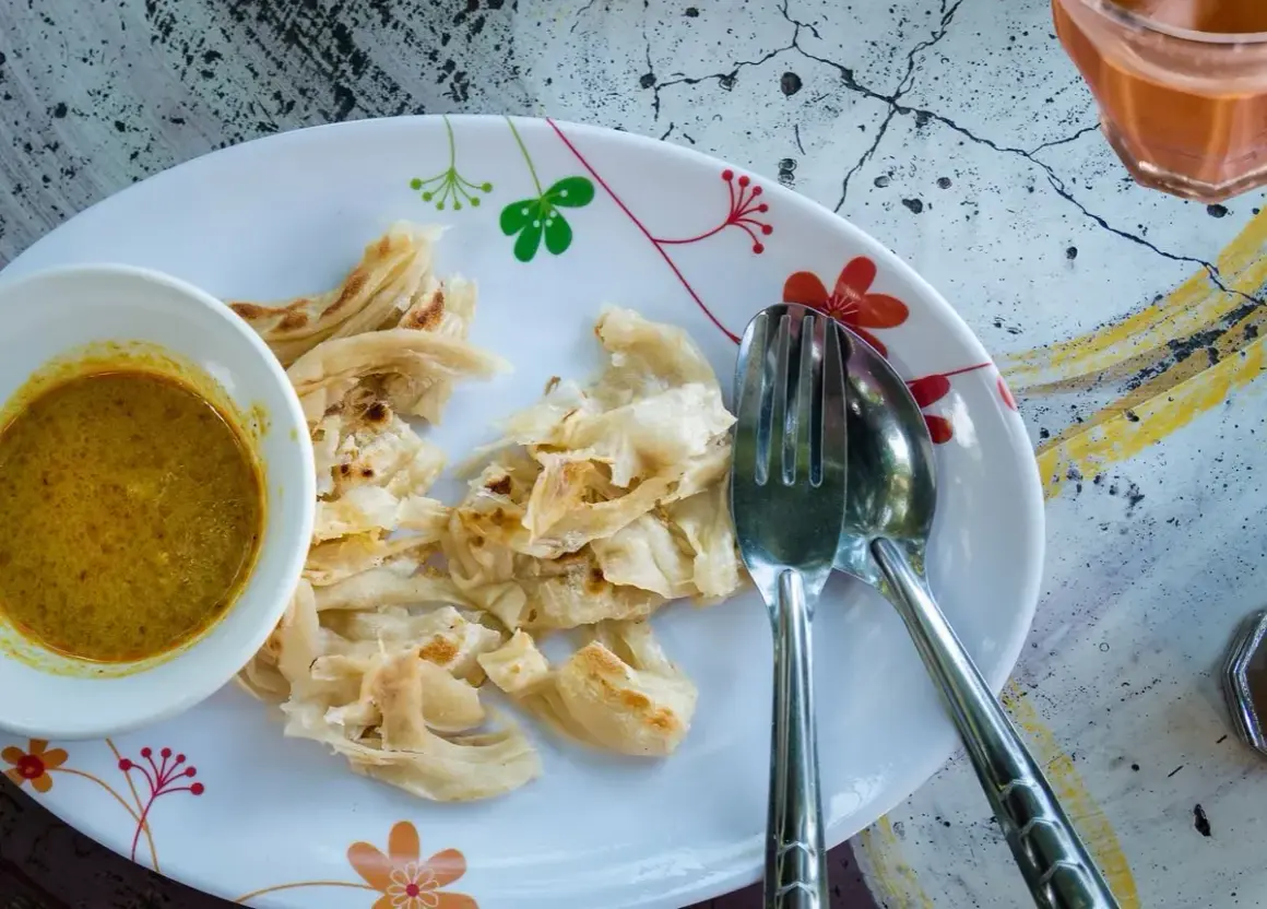 Chrupiące placki roti z aromatycznym curry i herbatą. Idealne śniadanie lub przekąska.