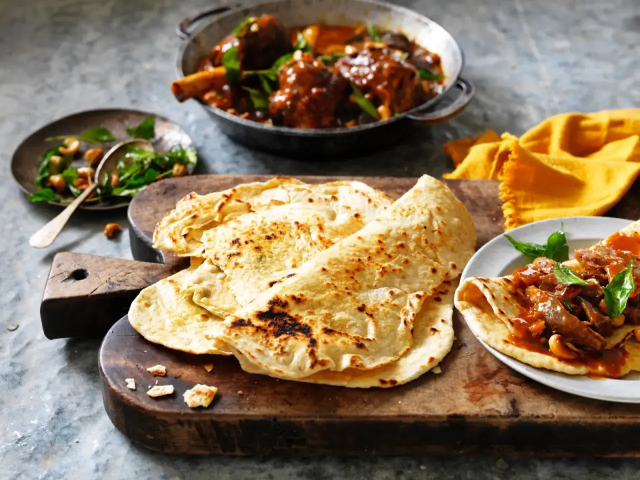 Aromatic curry z jagnięciną i chlebkami naan.