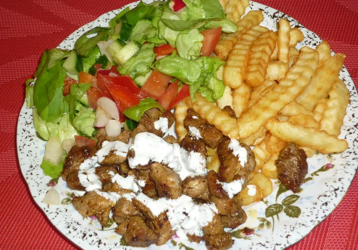 Klasyczny gyros przepis: soczyste mięso, chrupiące frytki i świeża sałatka z sosem. Pyszny obiad gotowy!