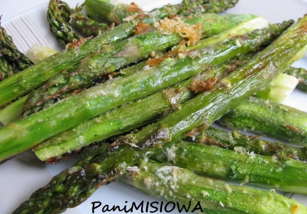 Pyszne, soczyste szparagi pieczone z parmezanem, lekko przypieczone i aromatyczne. Idealne jako dodatek lub samodzielne danie.