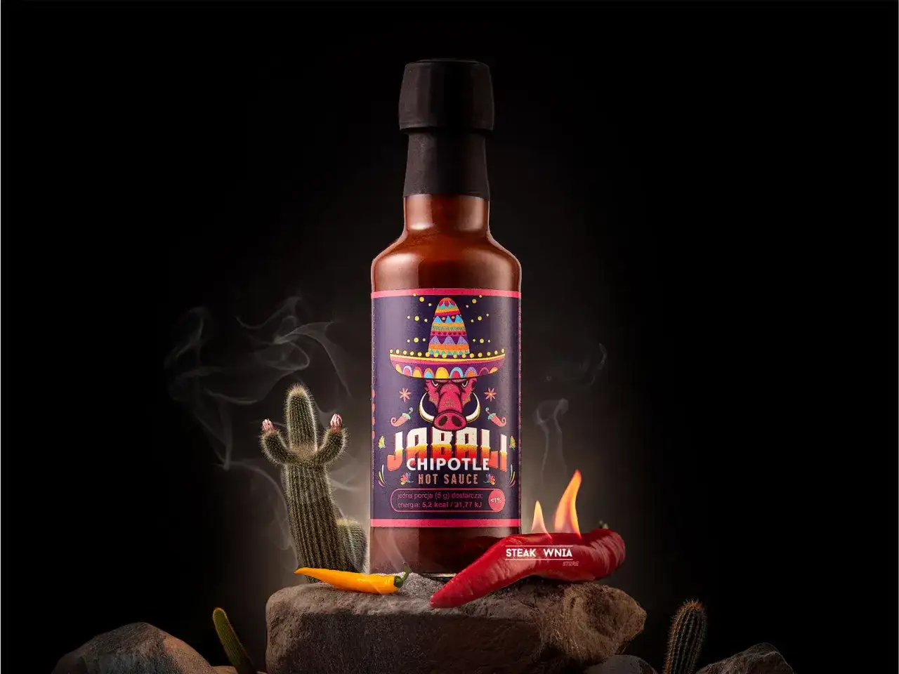 Butelka sosu chipotle z meksykańskim motywem, kaktusami i płonącą papryczką chili.