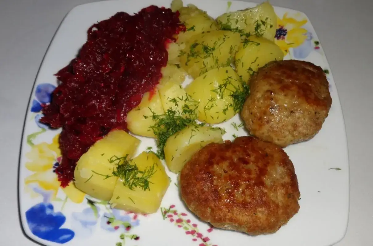 Kotlety mielone z ziemniakami i buraczkami. Świeże bitki z koperkiem dodają daniu koloru i smaku.