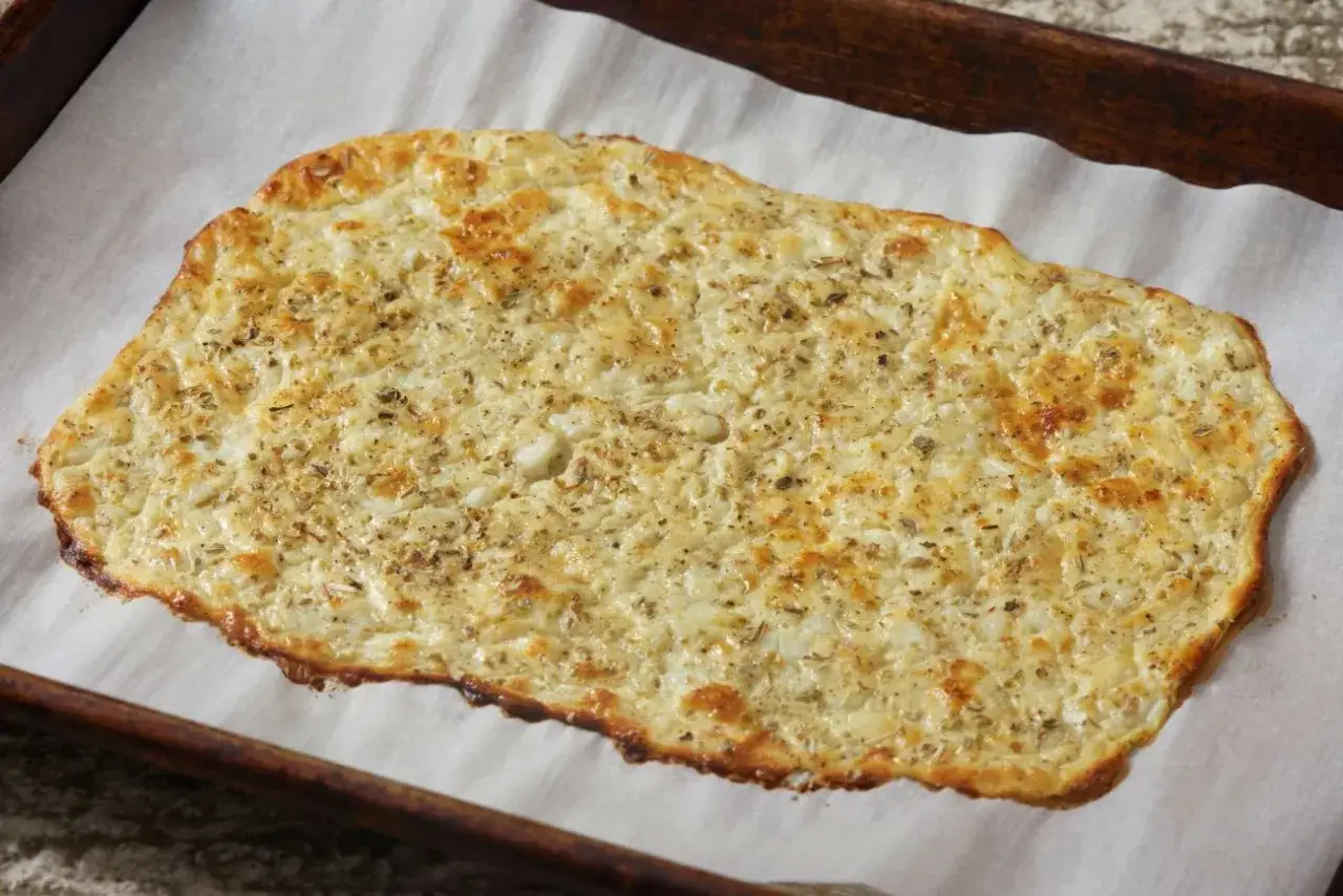 Chrupiąca tortilla z serka wiejskiego, przyprawiona ziołami, upieczona na pergaminie.
