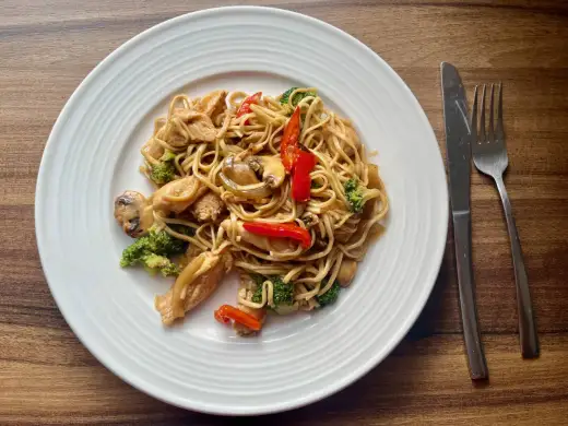 Makaron chiński z kurczakiem - przepis na idealne stir-fry