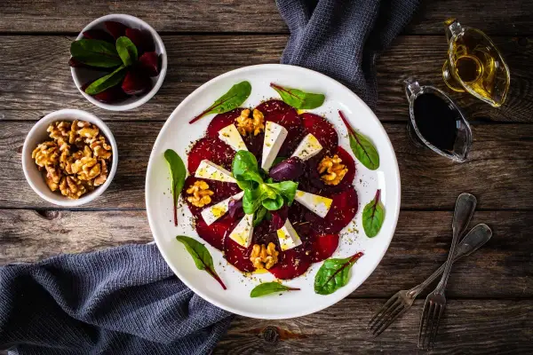 Carpaccio z buraka z serem feta, orzechami i ziołami, podane z oliwą i balsamico. Idealny sos do carpaccio z buraka podkreśla smak dania.