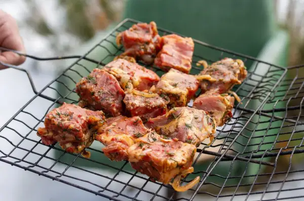 Kawałki mięsa zamarynowane w przyprawach czekają na grillowanie.