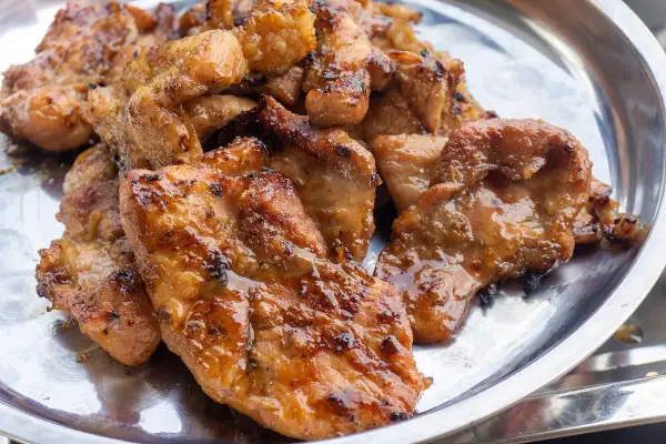 Soczysta karkówka z grilla, idealna na letnie przyjęcie. Marynata do karkówki na grilla nada jej niepowtarzalny smak.