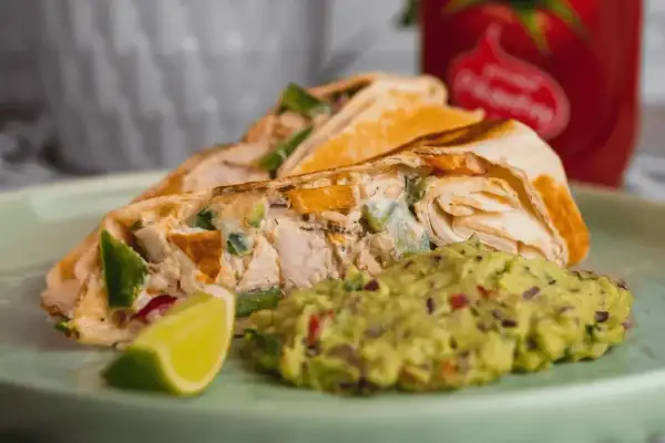Roladka z tortilli z kurczakiem, warzywami i guacamole. Idealny sos do tortilli, który podkreśli smak dania.