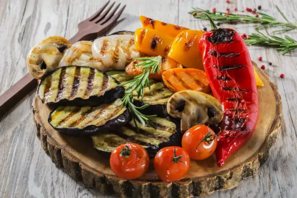 Grillowane warzywa: bakłażan, papryka, pieczarki, pomidorki i cebula. Idealne dodatki do grilla.