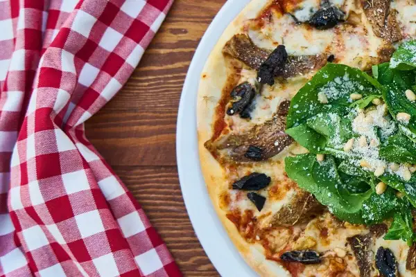 Pyszna pizza włoska, idealna na letni wieczór. Ten przepis na pizzę włoską zachwyci każdego.