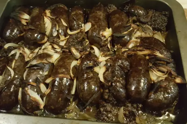 Kaszanka z grilla z cebulą w folii aluminiowej, pieczona do perfekcji. Aromatyczna i soczysta, gotowa do podania.