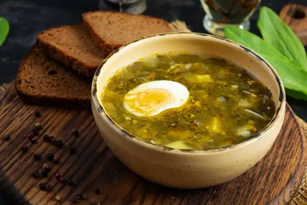 Zupa szczawiowa przepis babci, z jajkiem i ciemnym chlebem, pachnie jak wiosna i domowe ciepło.