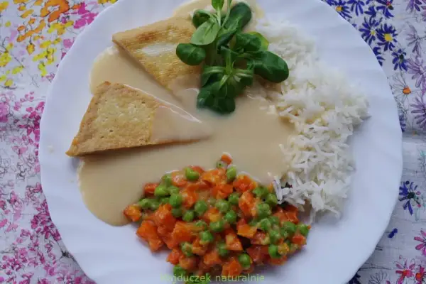 Pyszny ryż z warzywami i delikatnym sosem do ryżu. Idealny obiad.