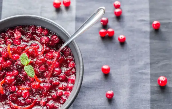 Pyszna konfitura z żurawiny przepis. Aromatyczna, domowa żurawina z pomarańczą i miętą. Idealna do mięs i deserów.