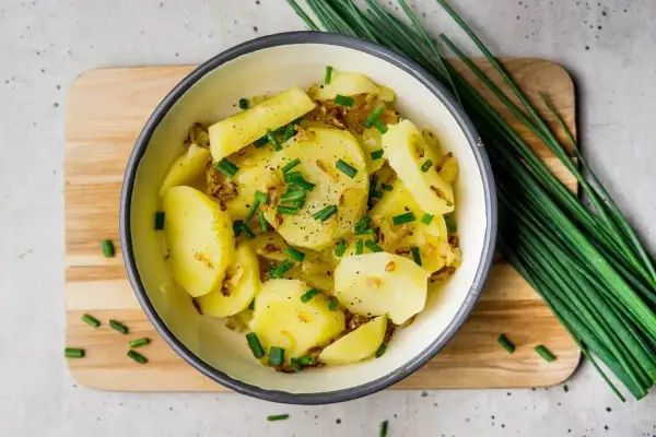 Sałatka ziemniaczana z cebulką i szczypiorkiem, klasyka kuchni niemieckiej.