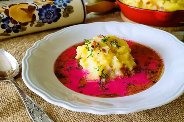 Pyszny przepis na barszcz czerwony z ziemniakami, podany z ziemniaczanym purée i koperkiem. Idealny na chłodne dni.