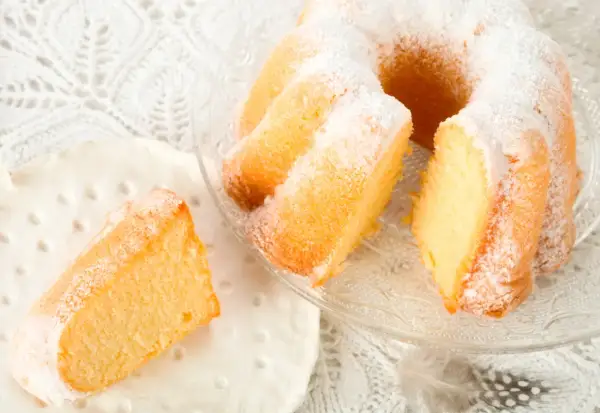 Puszysta babka jogurtowa, idealna na szklanki. Pyszny, domowy wypiek posypany cukrem pudrem.