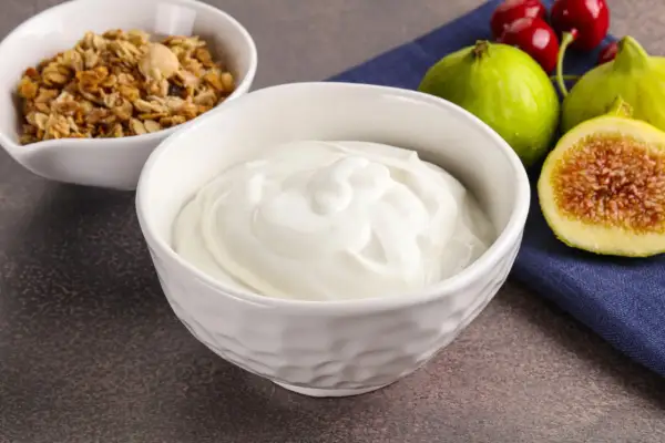 Gęsty jogurt grecki, idealny na śniadanie. Sprawdź jogurt grecki kcal i ciesz się zdrowym posiłkiem z granolą i figami.