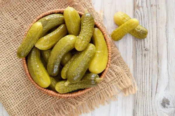 Koszyk pełen kiszonych ogórków. Zastanawiasz się, ile kalorii ma ogórek kiszony? Są niskokaloryczne i zdrowe!