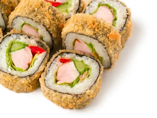 Chrupiące rolki sushi z kurczakiem, ogórkiem i papryką. To właśnie tempura co to za przysmak!