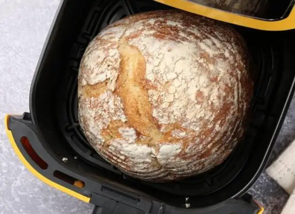 Chleb z airfryer, świeżo upieczony, z chrupiącą skórką, gotowy do podania.