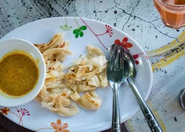 Chrupiące placki roti z aromatycznym curry i herbatą. Idealne śniadanie lub przekąska.