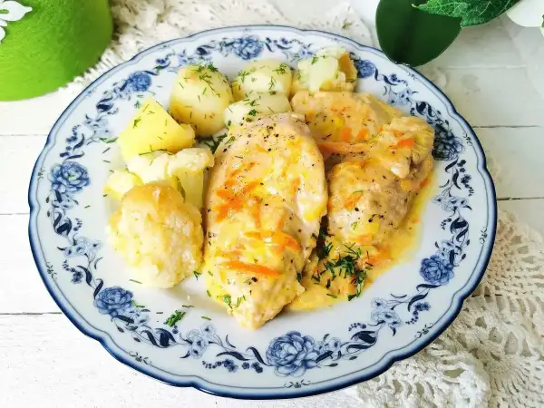 Filet z indyka w sosie własnym z marchewką i koperkiem, podany z ziemniakami i kalafiorem. Ania gotuje pyszny obiad!